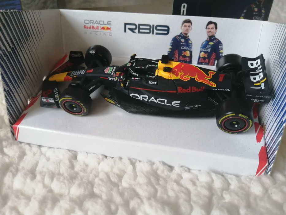 Burago 1/43 Max Verstappen RB19  Novo