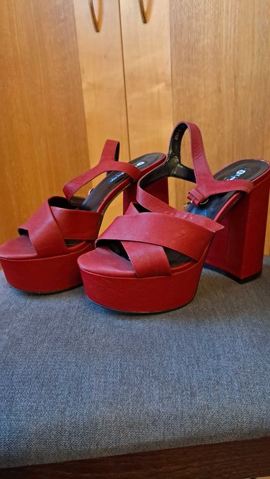 Червоні босоніжки за каблуку