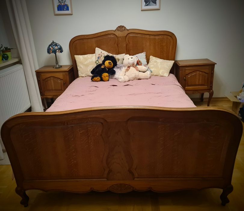 Łóżko z litego drewna i dwie szafki nocne