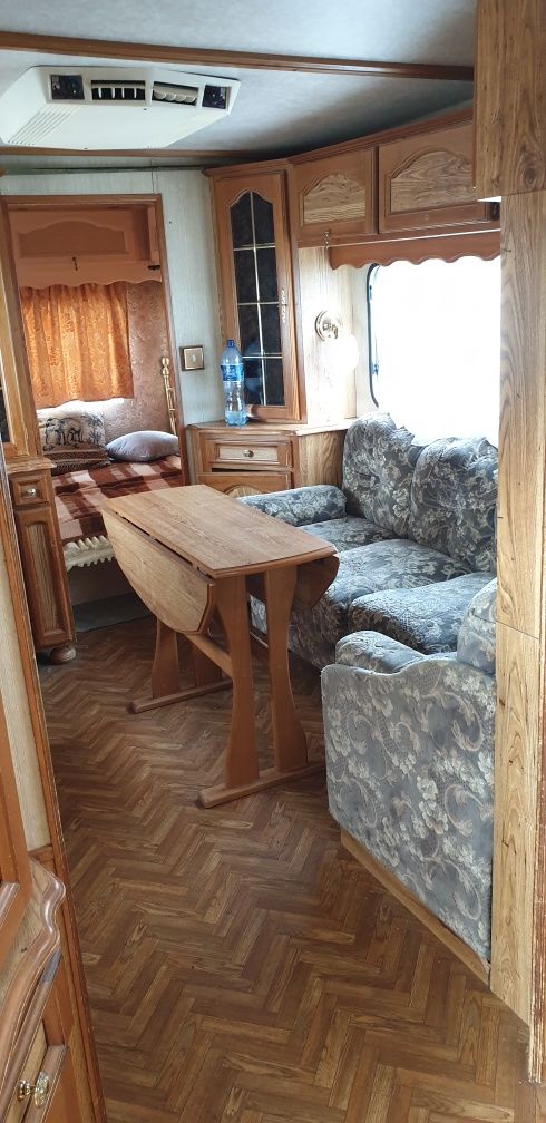 Przyczepa kempingowa z klimatyzacja