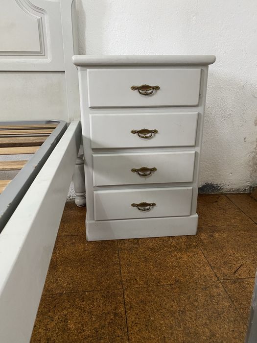 Cama e cabeceiras em mogno