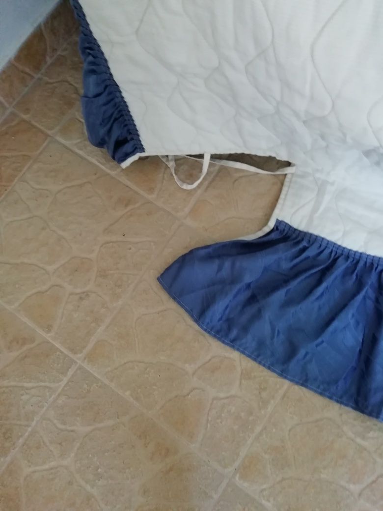 Vendo colcha branca e azul para cama de casal