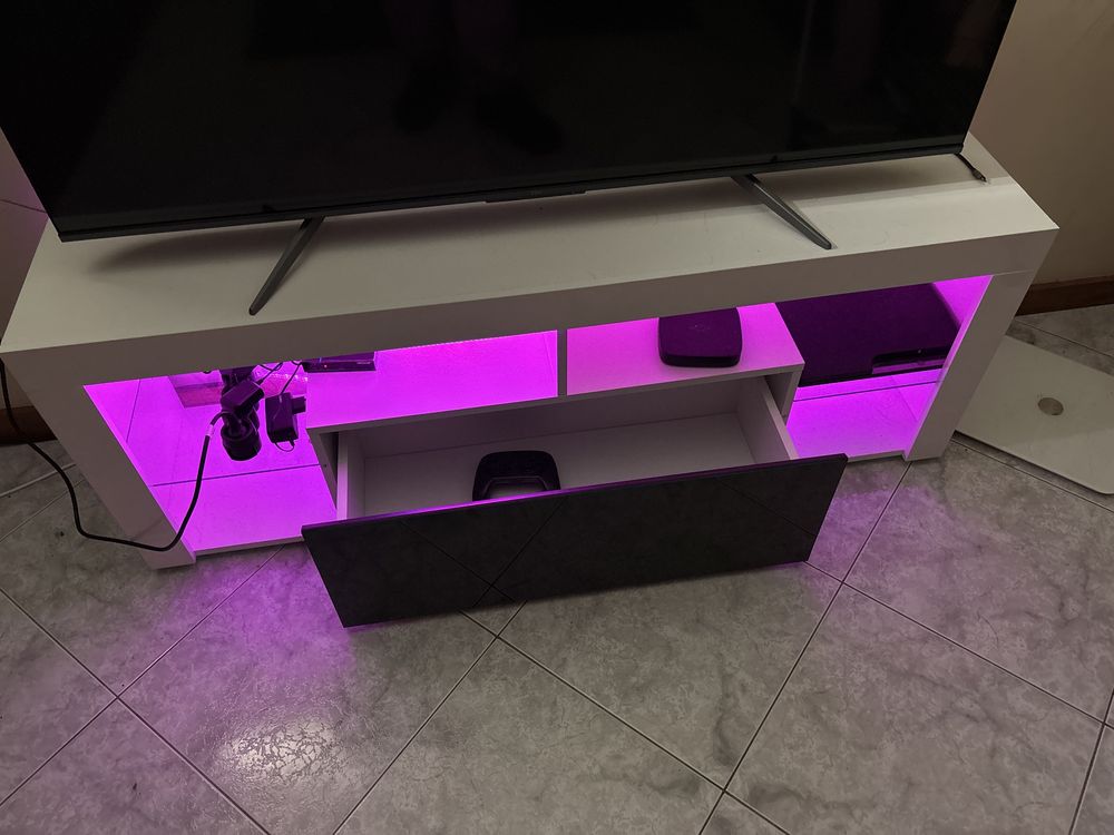 Movel TV novo com LEDS RGB