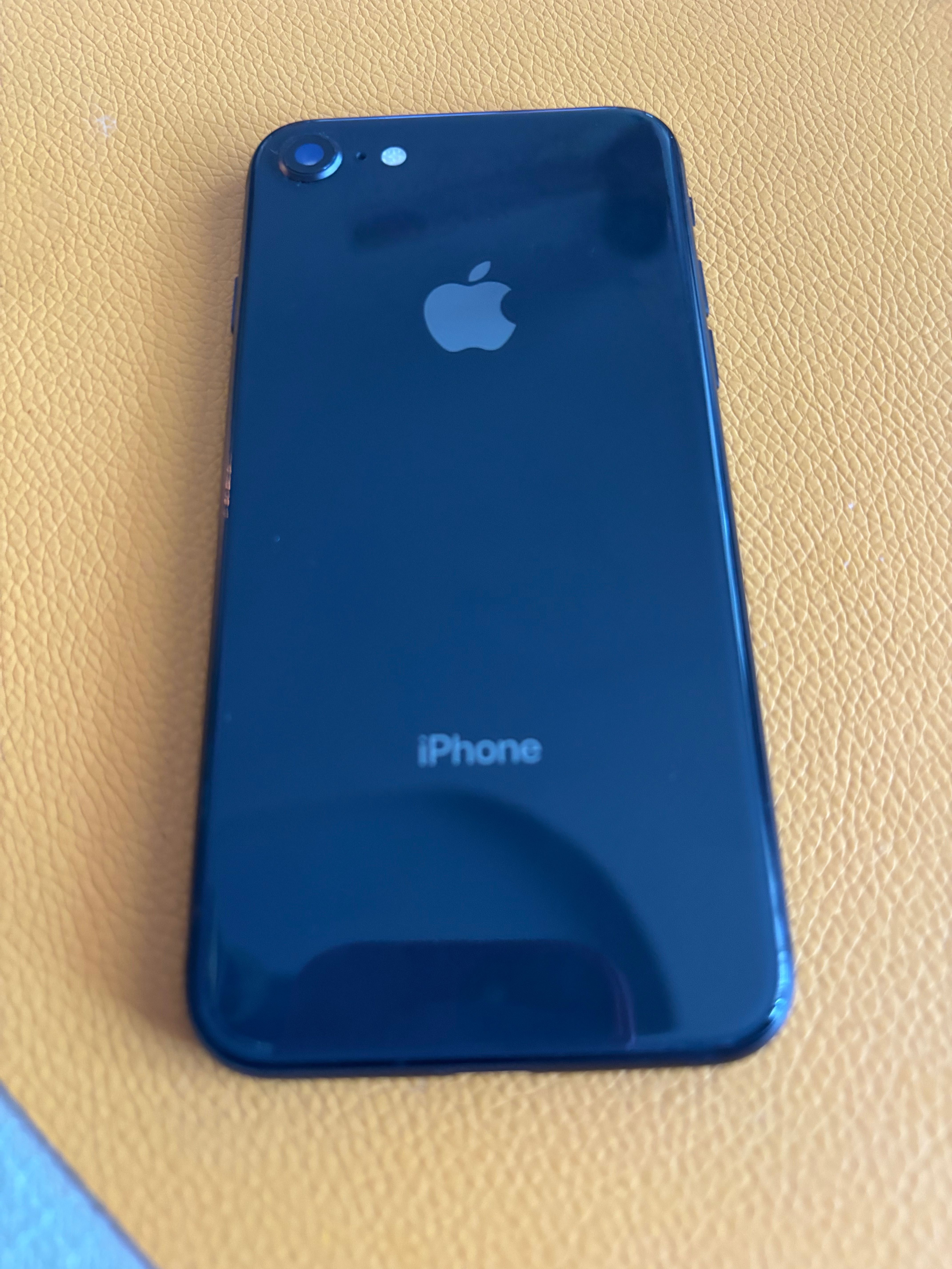 iPhone 8 z oprawką