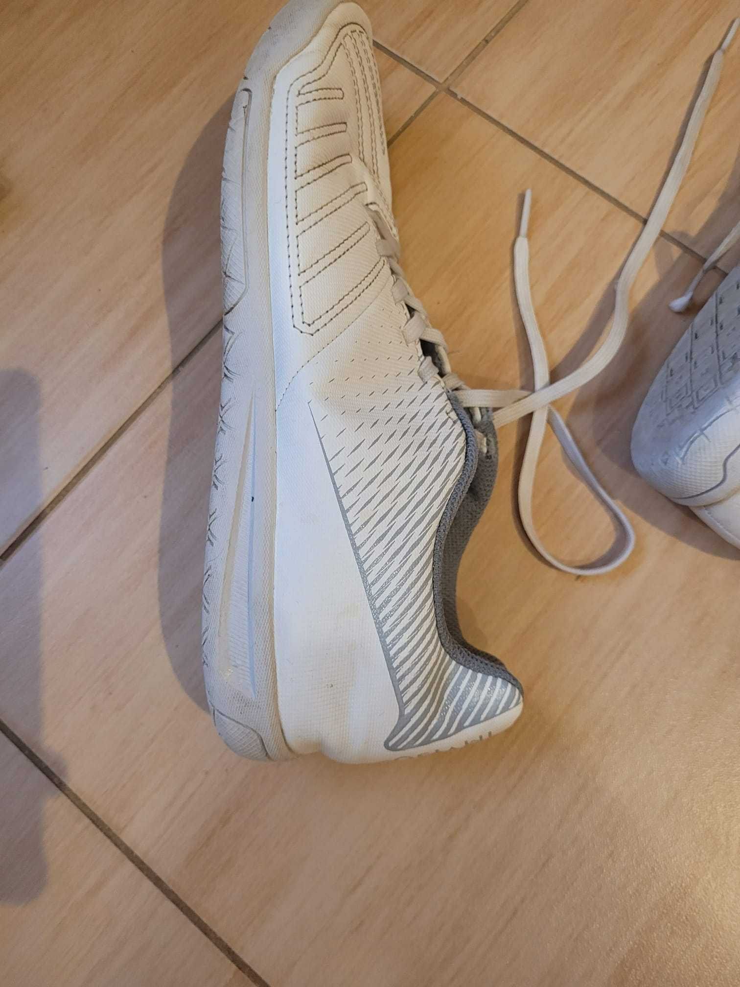 Buty sportowe do piłki nożnej r. 39 Decathlon