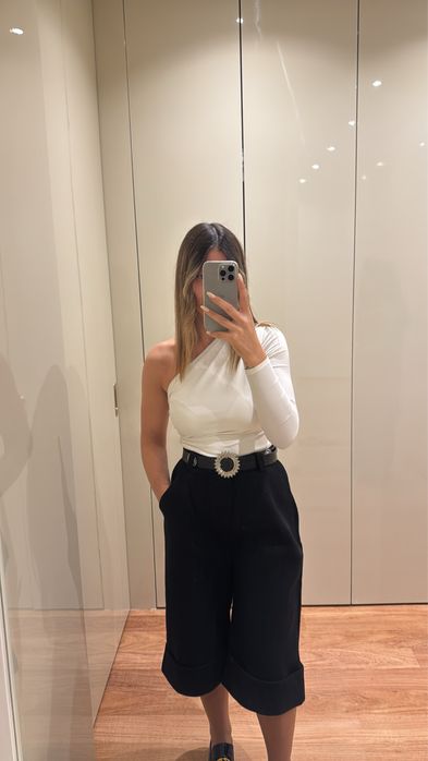 Calção preto disponiveis nos tamanhos S/M e M/L. Novo com etiquetas.