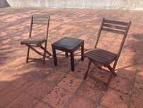 Mesa e duas cadeiras de jardim