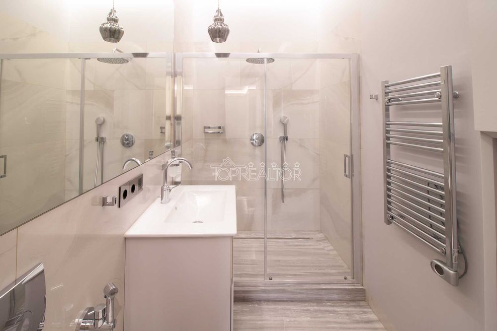 У продажі сучасний будинок с басейном в селищі Лісне! Без комісії!