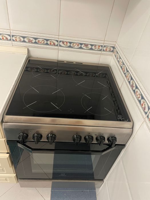Fogão com placa e forno em excelente estado