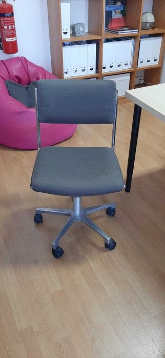 Cadeiras de escritórios com rodas: uma preta e uma cinzenta