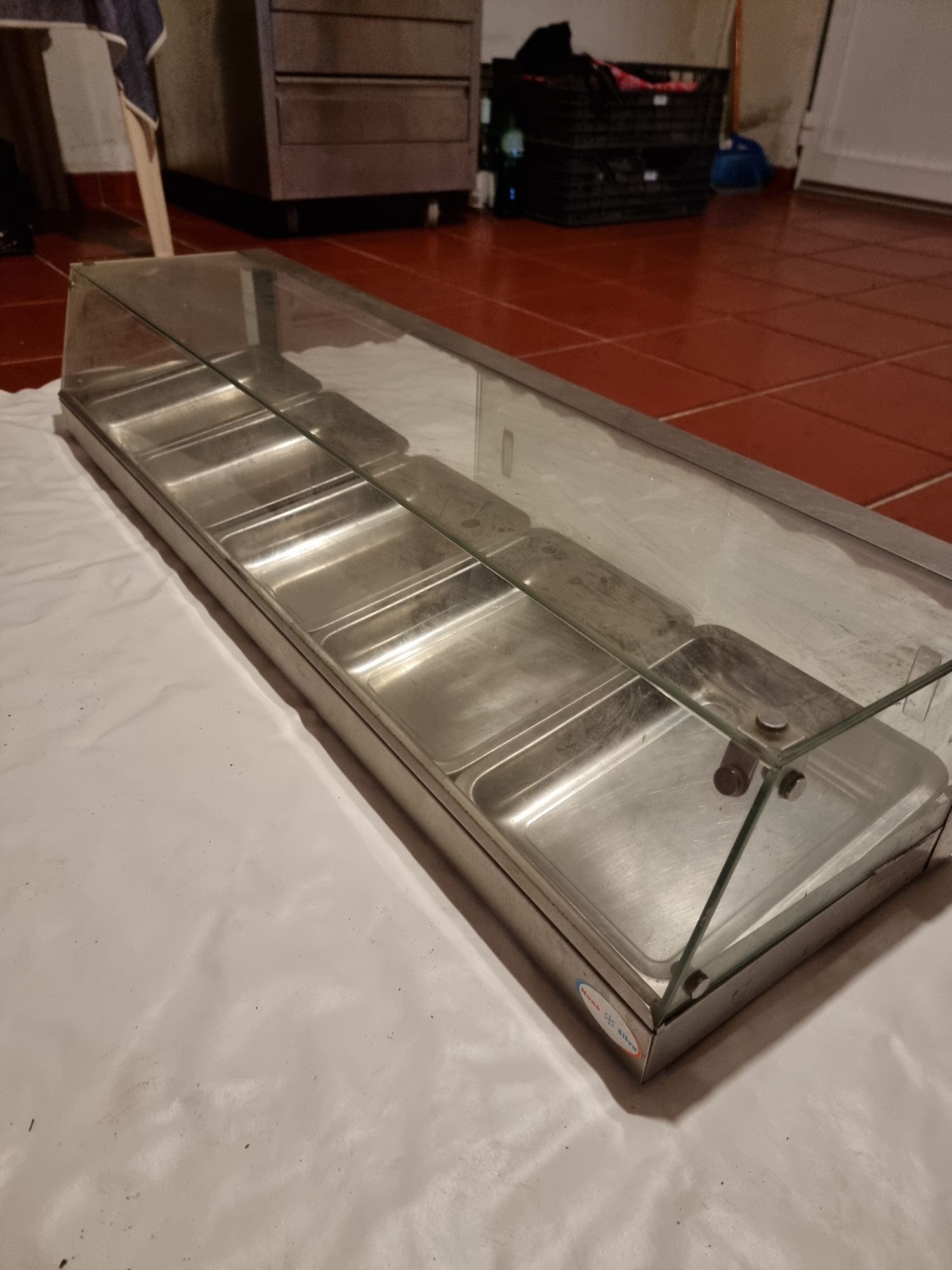 Vitrine expositora com 5 tabuleiros de inox