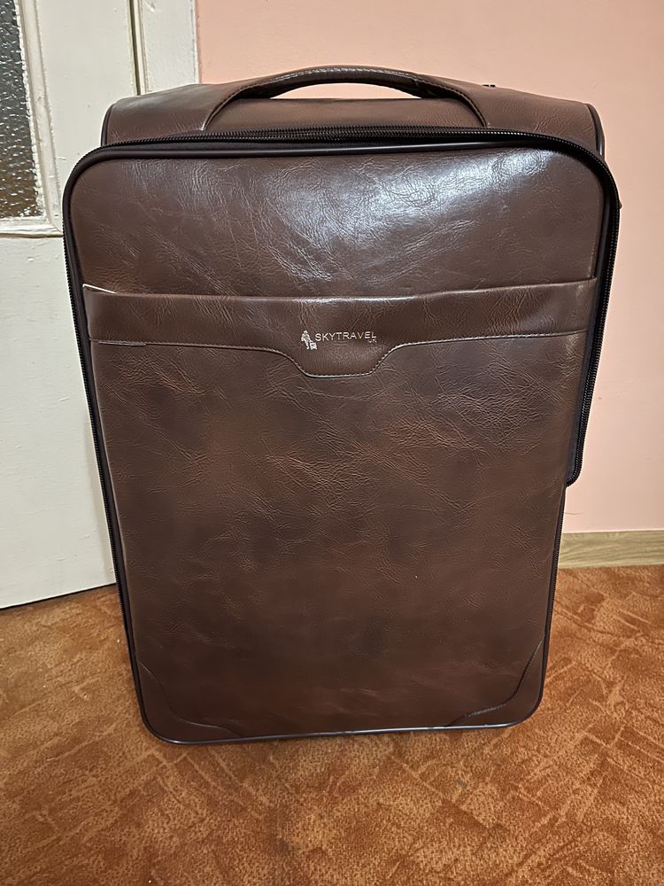 Чемодан Sky travel на 4 колесах