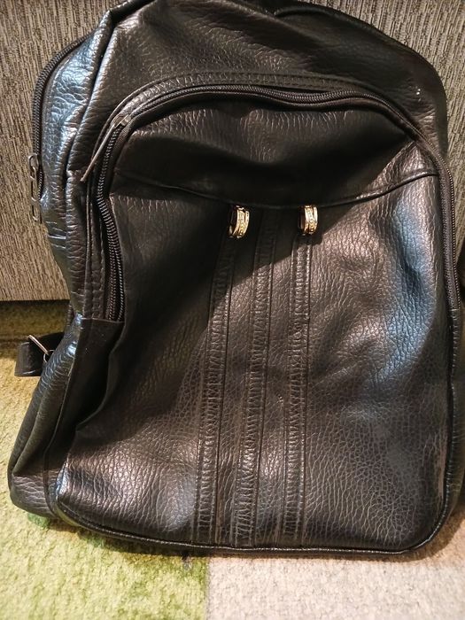 Жіночій рюкзак..