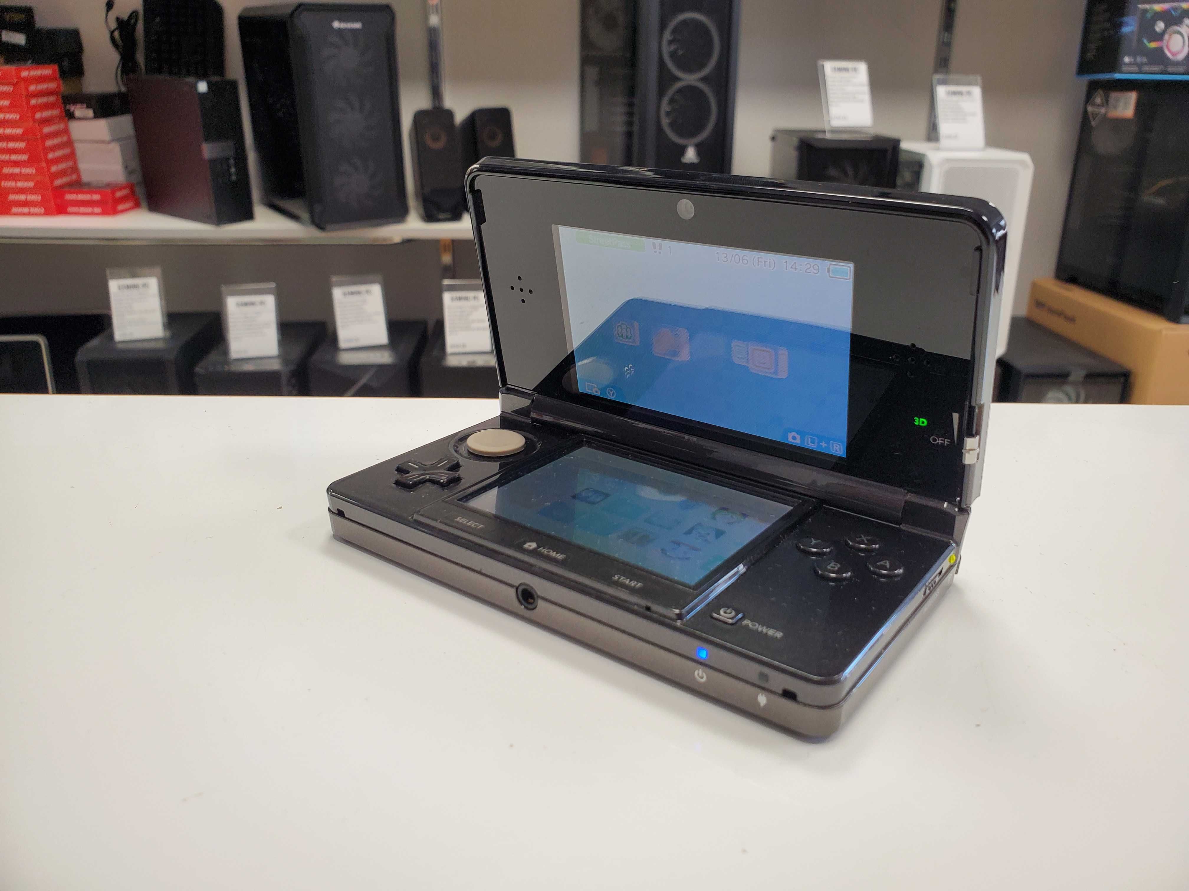 Konsola Nintendo 3DS CTR-001 + stacja + gra + etui