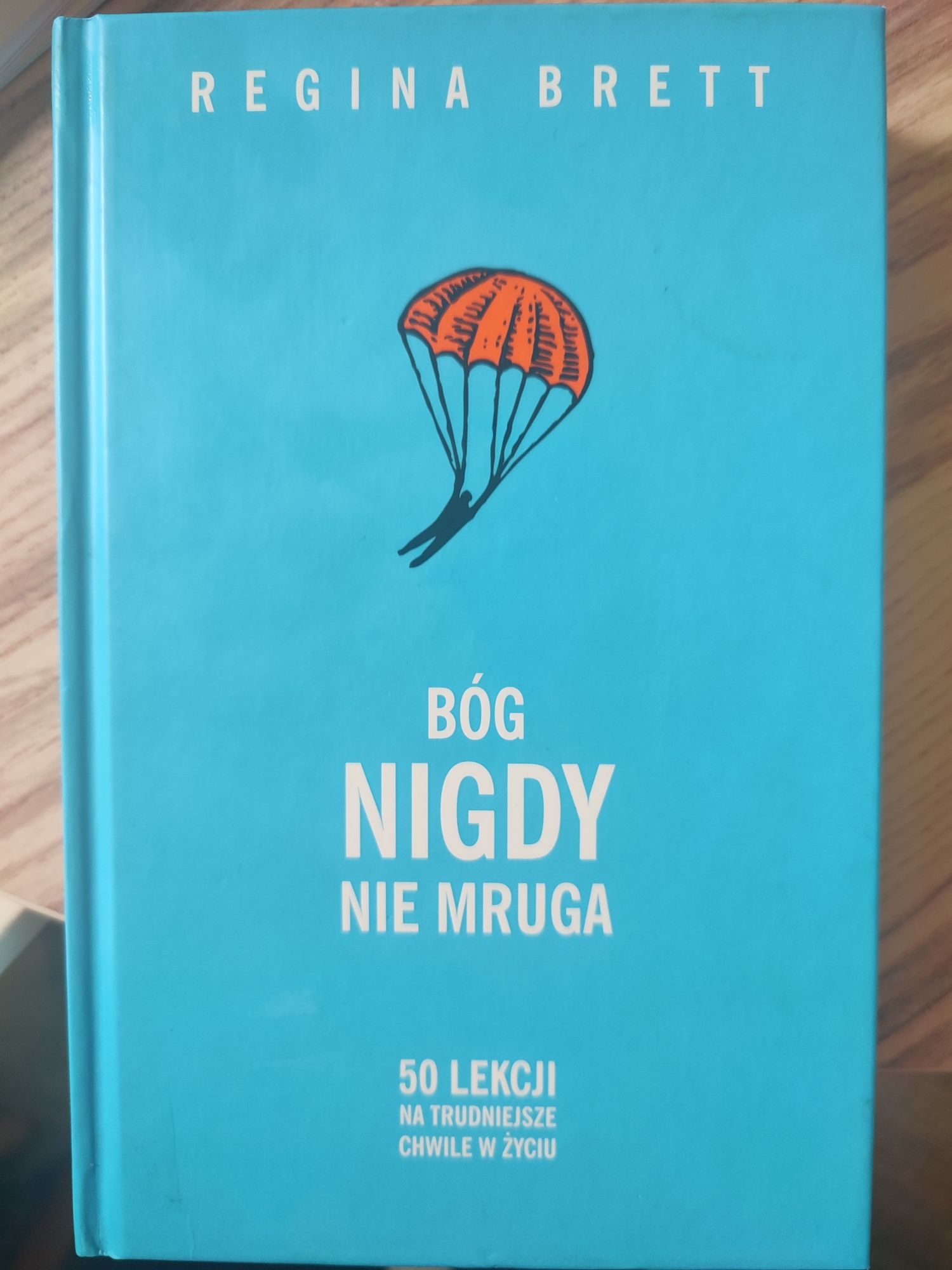 Bóg nigdy nie mruga. Regina Brett