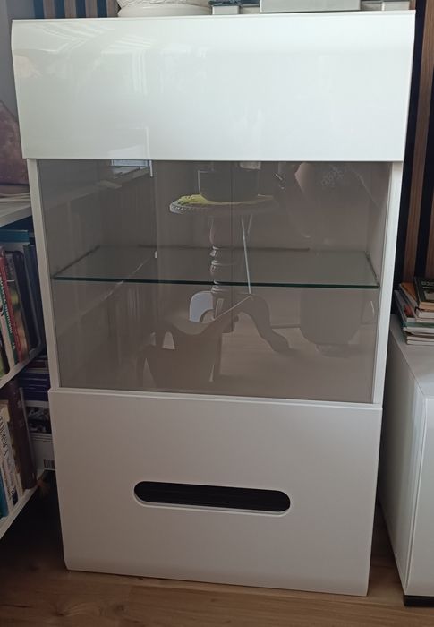 Witryna wisząca z oświetleniem