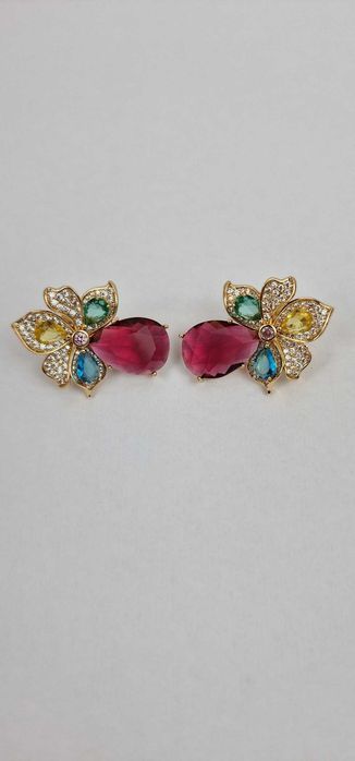 Brinco Majestade Perolada: A União Perfeita de Arte e Elegância