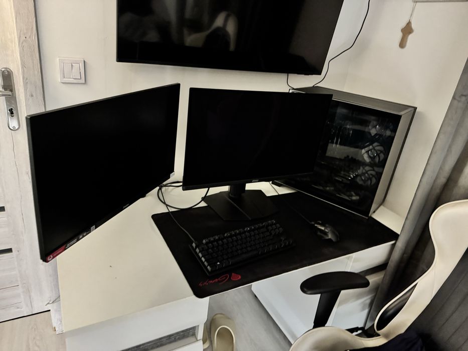 Sprzedam caly zestaw oprocz monitora po lewej.