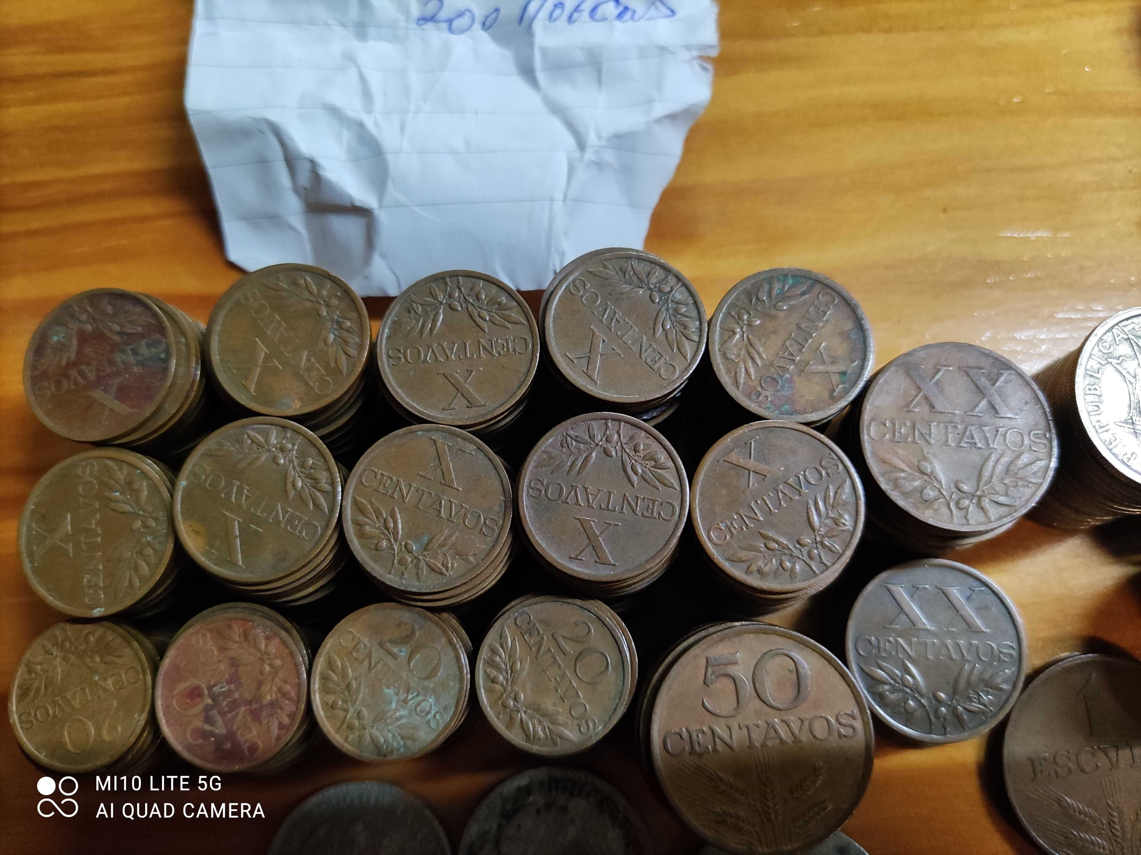 Conjunto de moedas entre centavos e escudos