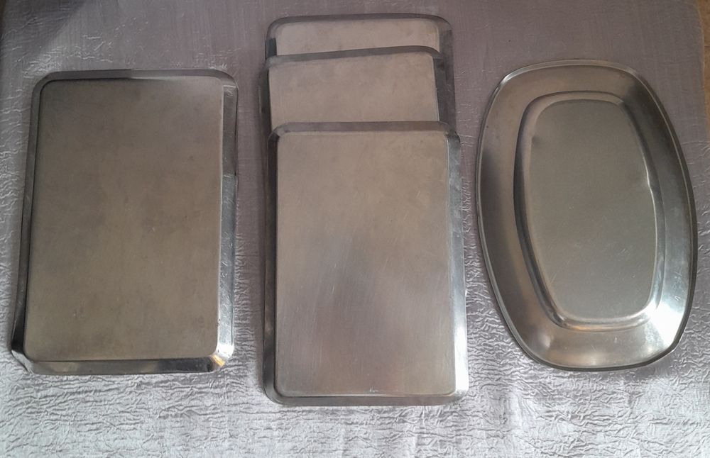 4 tabuleiros e 1 travessa em inox