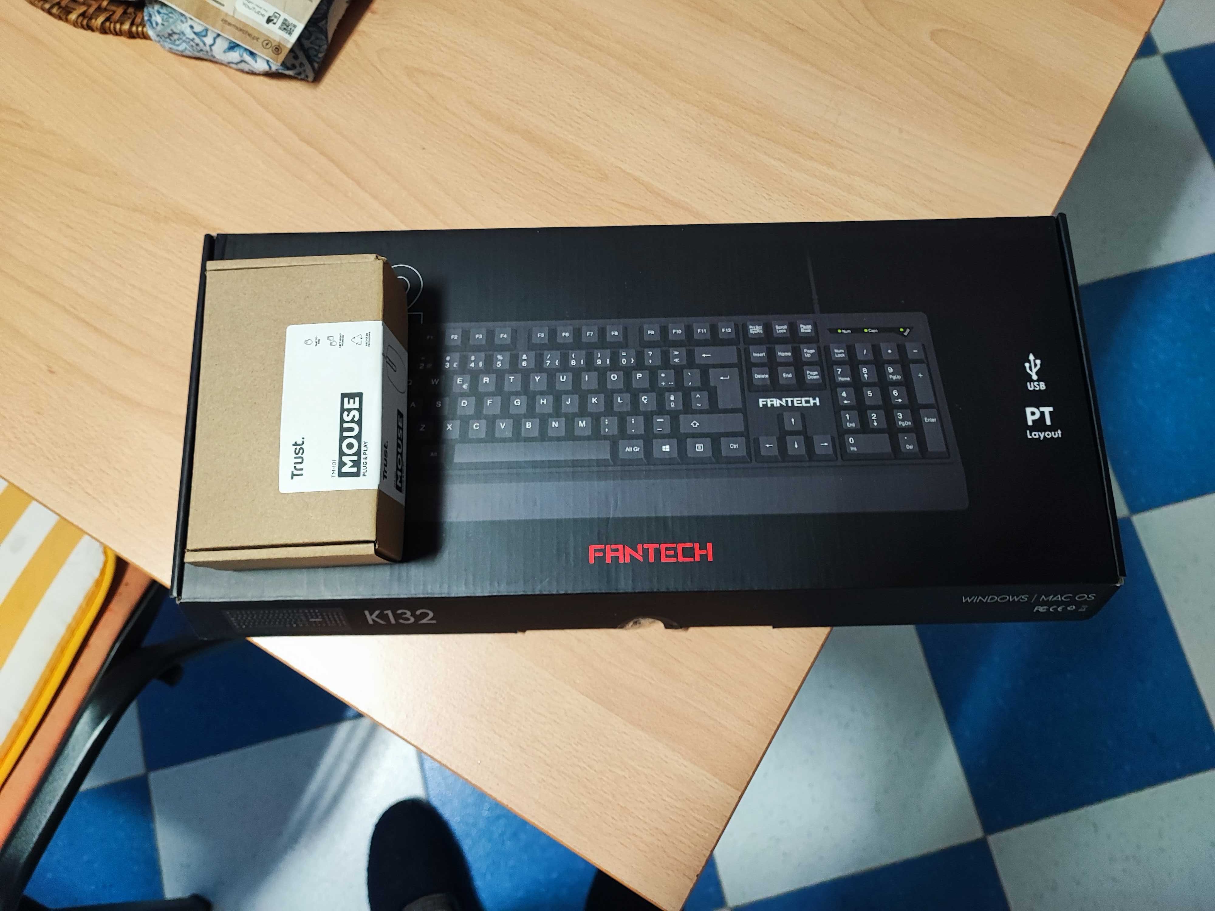 Teclado Fanteck e rato Trust