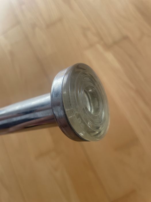 Drążek rozporowy montowany na futrynę drzwi