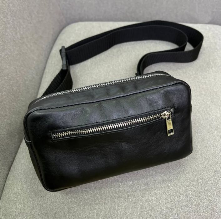 Кожаная глянцевая мужская сумка-бананка черная, натуральная кожа