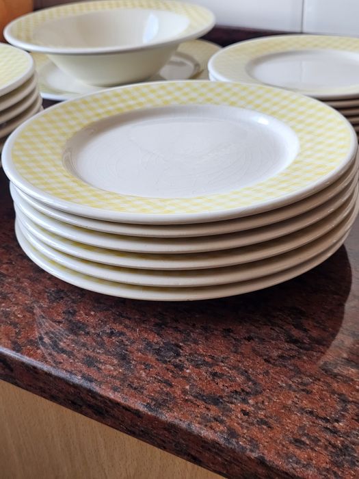 Serviço loiça branco e amarelo