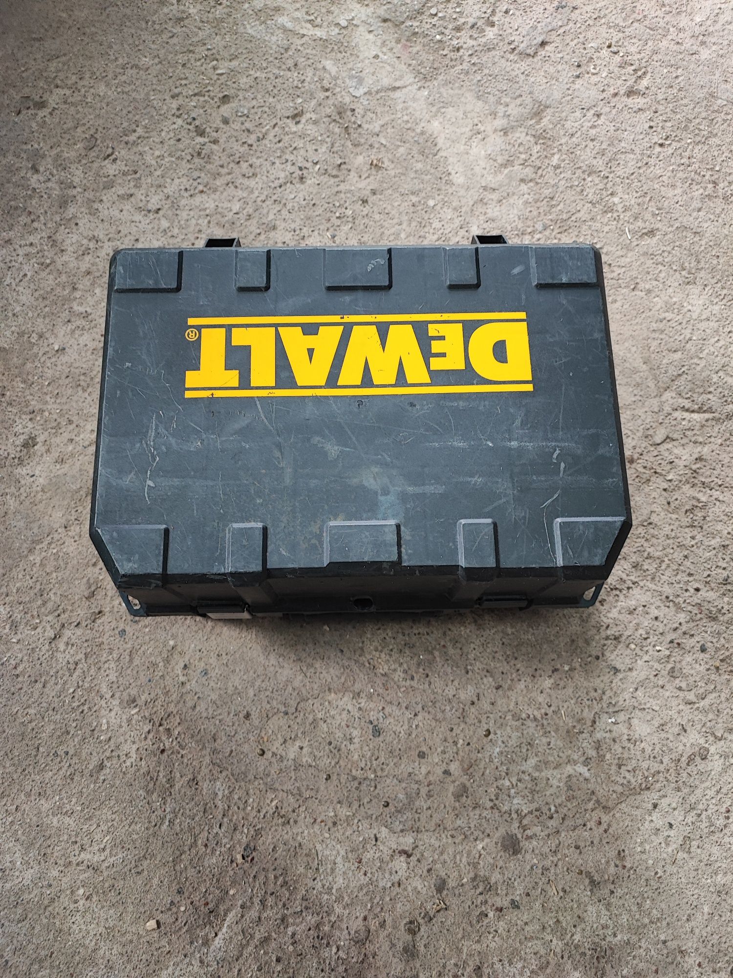 Case skrzynka DeWalt pilarka