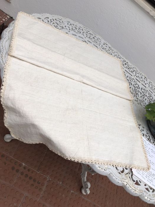 Pano em linho com renda manual