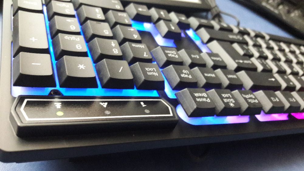 Игровая клавиатура со свето-диодной подсветкой
