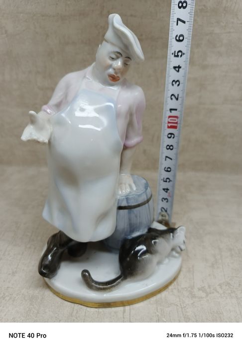 Łomonosow, porcelanowa figurka kota i kucharza.