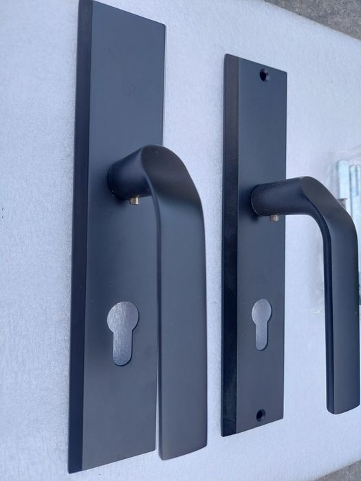 Klamka  72 mm drzwi zewnętrzne czarna