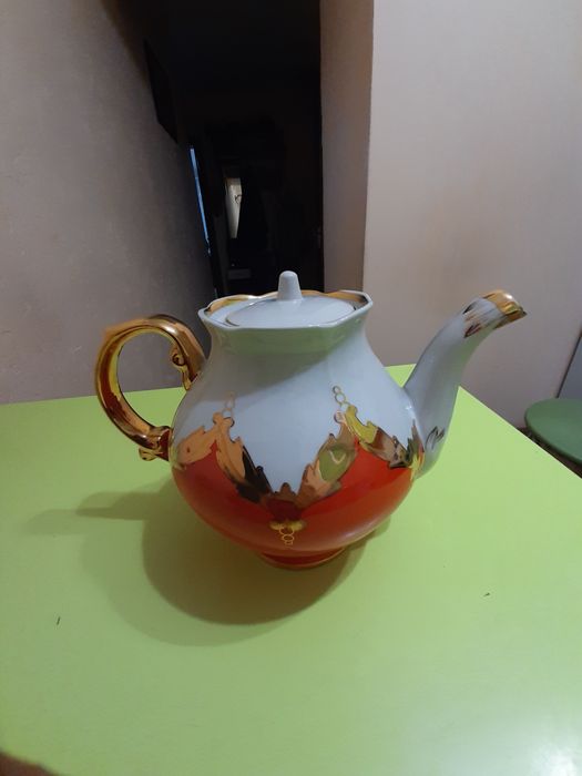 Большой фарфоровый чайник на 3 литра "Красный бутон"