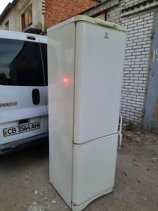 Продам холодильник индезит