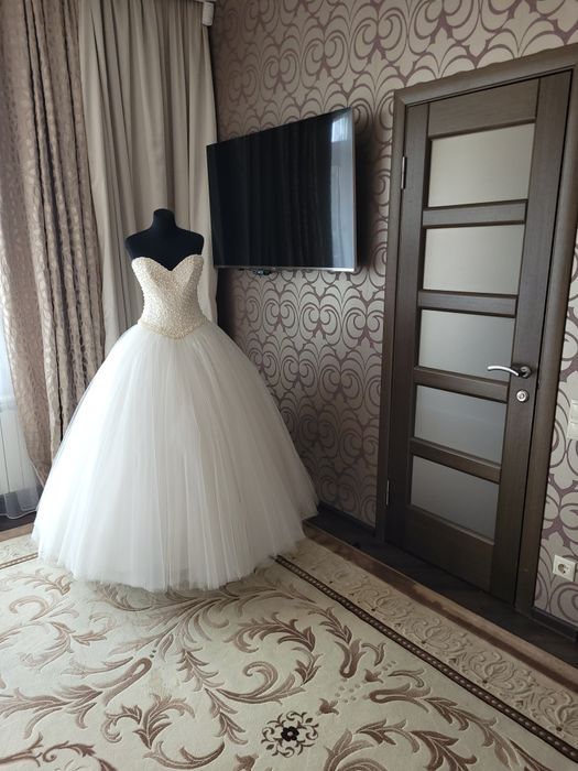 Весільна сукня з вишитим корсетом ручної роботи, можлива оренда