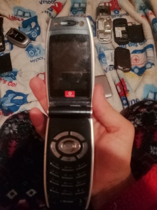 Telefones antigos que funcionam e outros que não funcionam.