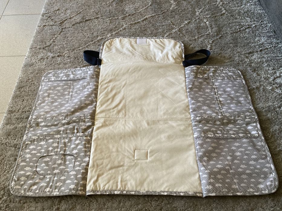 Muda fraldas impecavel em ganga  Feito à mão  Etiqueta Diogo, mas as l