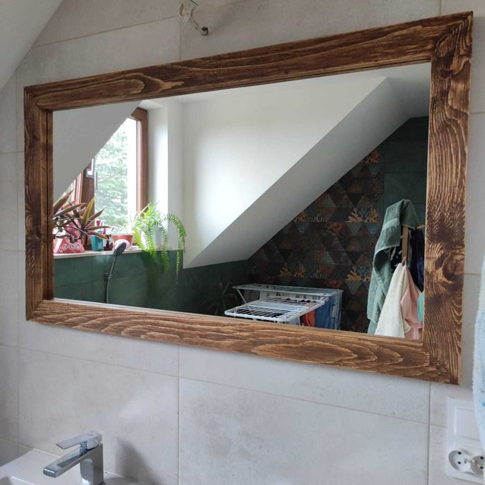 Lustro w drewnianej ramie