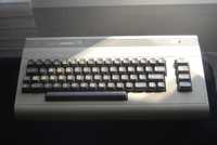 Commodore 64 stacja dyskow plus joystick .