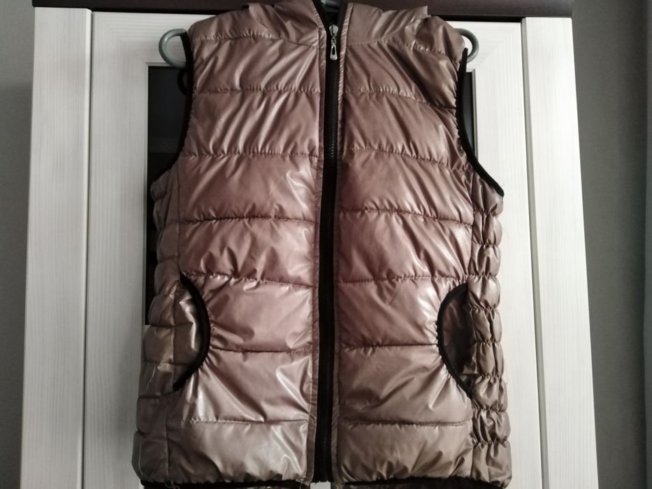 Жіноча жилетка з капюшоном і кишенями