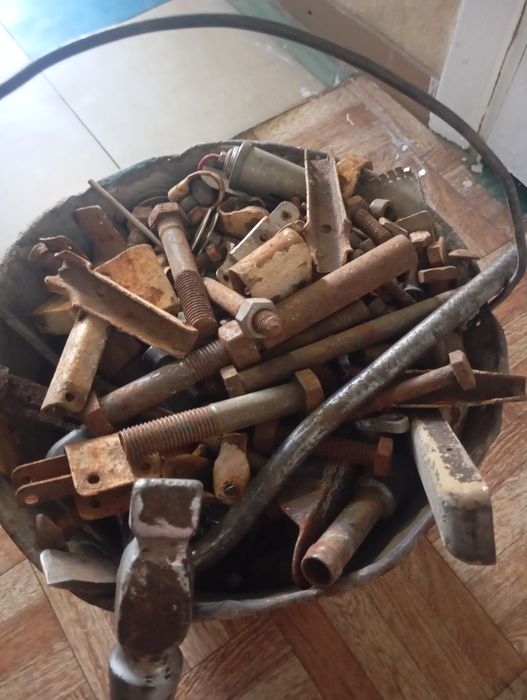 Продам ведро разных гаек шайб и тм