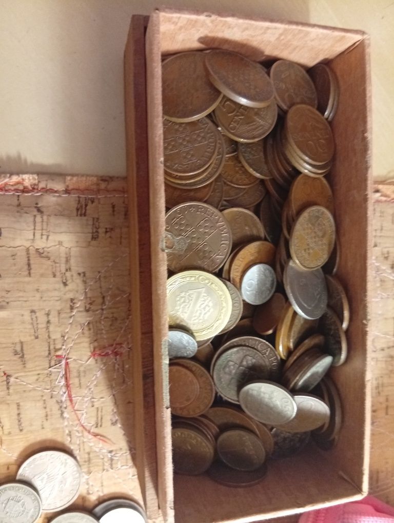 Moedas antigas para desocupar.