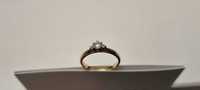 Złoty pierścionek zaręczynowy z 3 diamentami