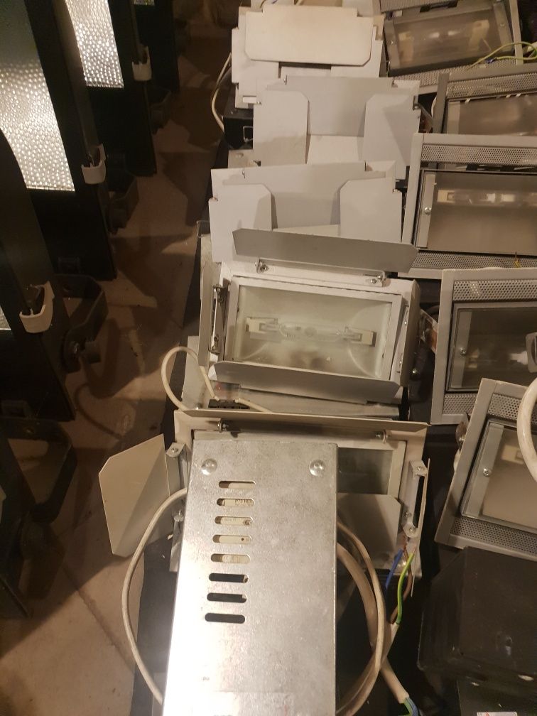 Lampy  halogenowe nastawne  kierunkowe  z klapkami do lokalu sklepu