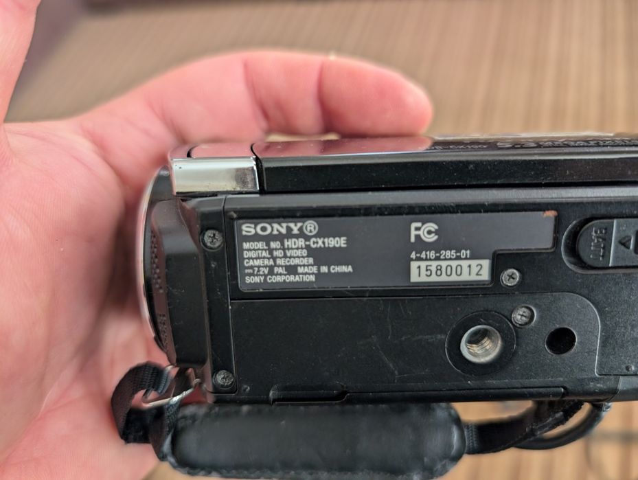 Продам відеокамеру Sony hdr-cx190e