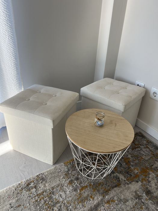 2 puffs c/ arrumacao + mesa de centro