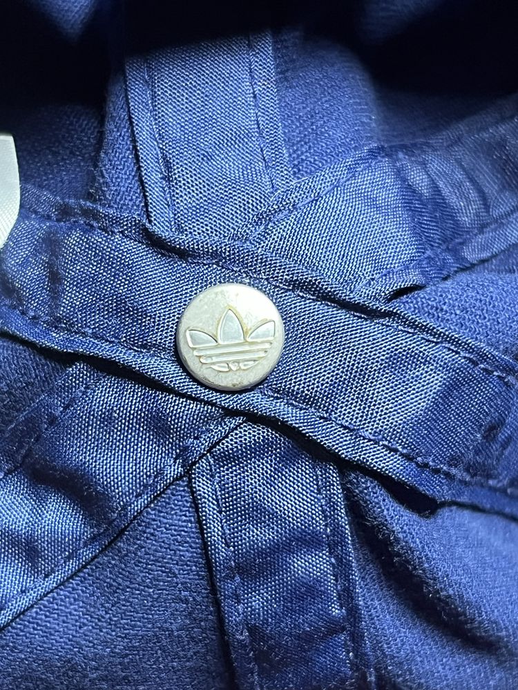 Кепка від Adidas.