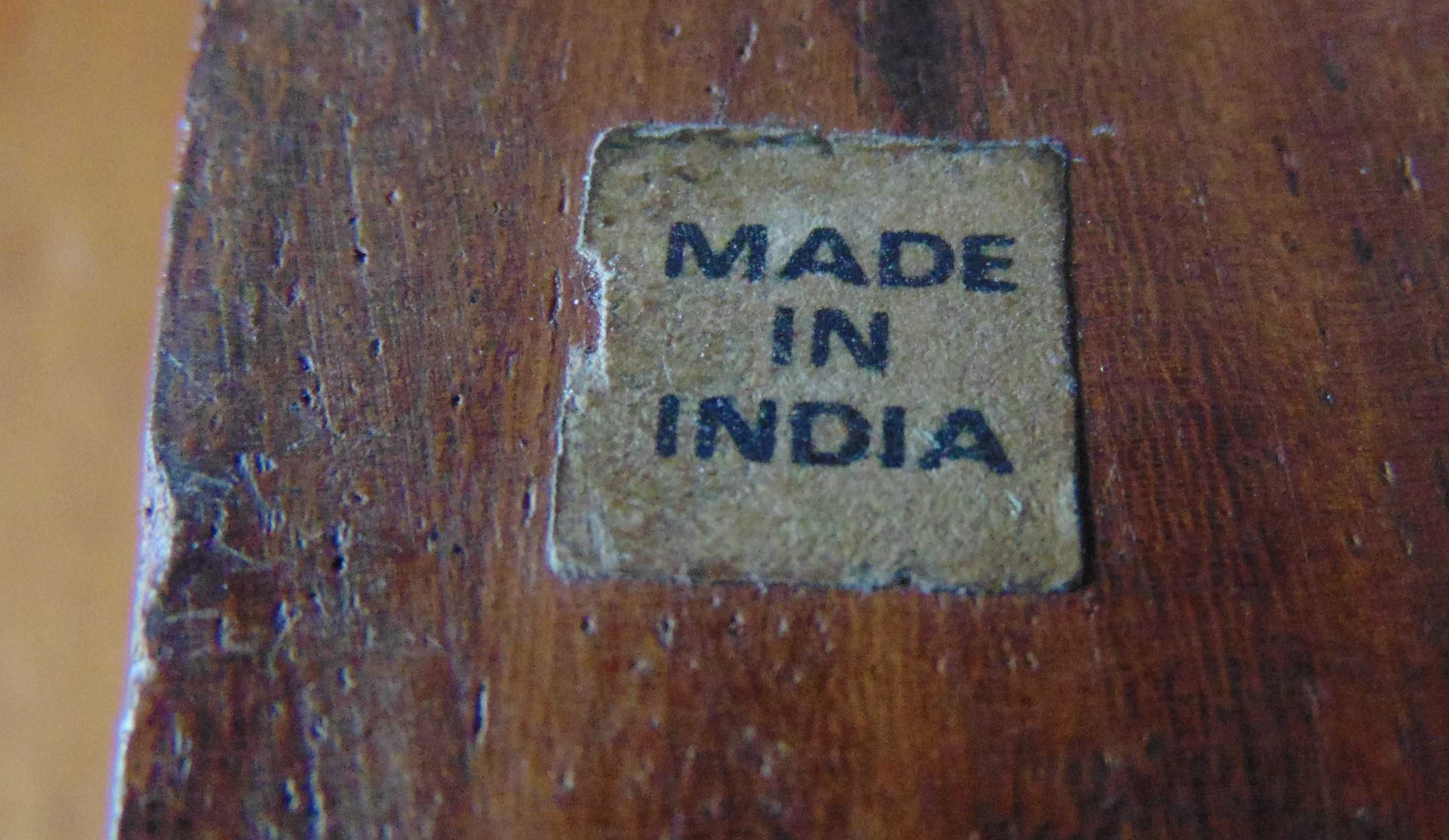 Caixa em madeira Indiana, antiga, com a tampa toda esculpida.