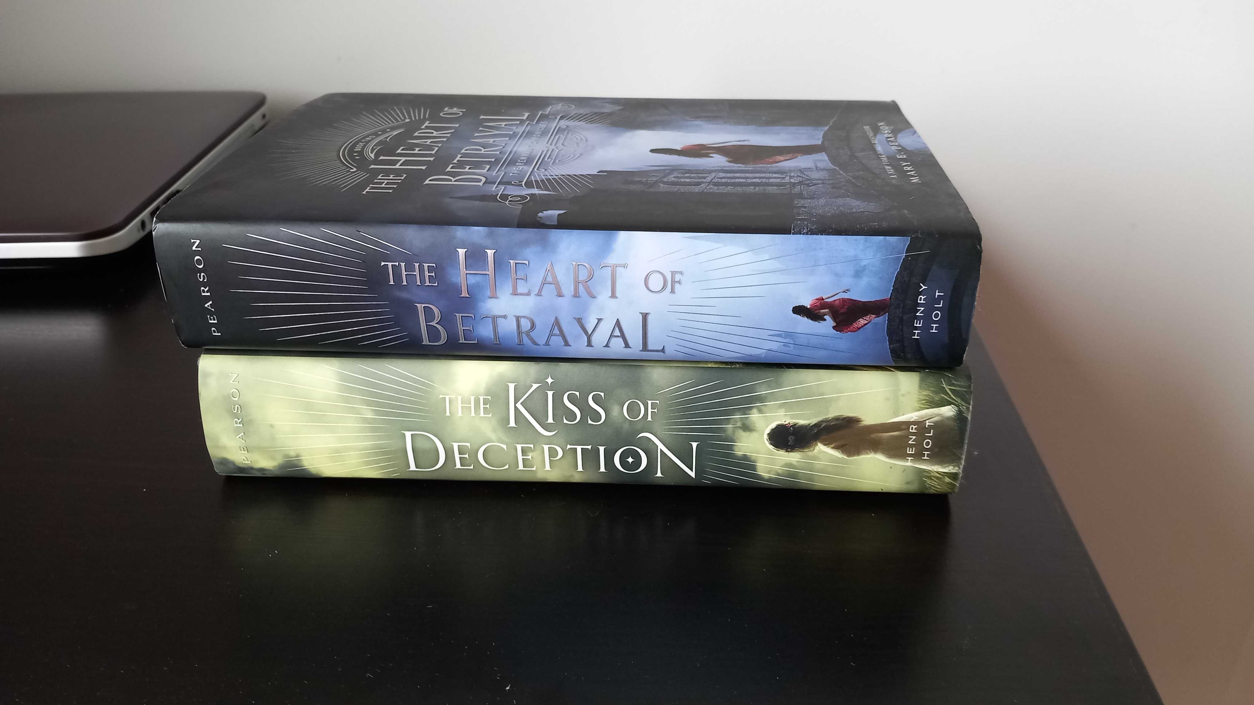 The Kiss of Deception e The Heart of Betrayal - Mary E. Pearson